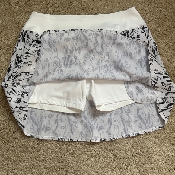NWT PUMA WOMENS PWR SHAPE JUNGLE GOLF SKIRT SIZE M WHITE - BLACK (171) - Picture 12 of 12